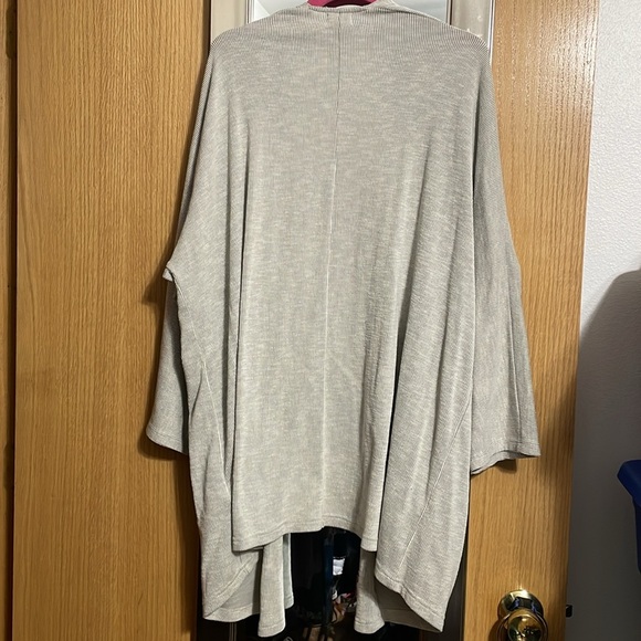 Donni grey and white striped one size fits all wrap cardigan front pockets - Picture 7 of 10